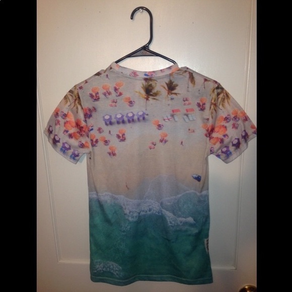 Graphic Beach T-Shirt - Picture 3 of 6